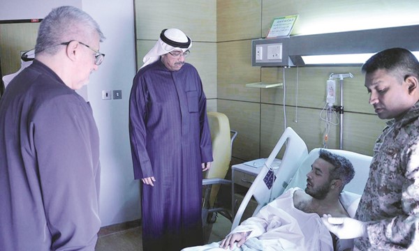 وزير الدفاع الشيخ عبدالله العلي يطمئن على احد المصابين