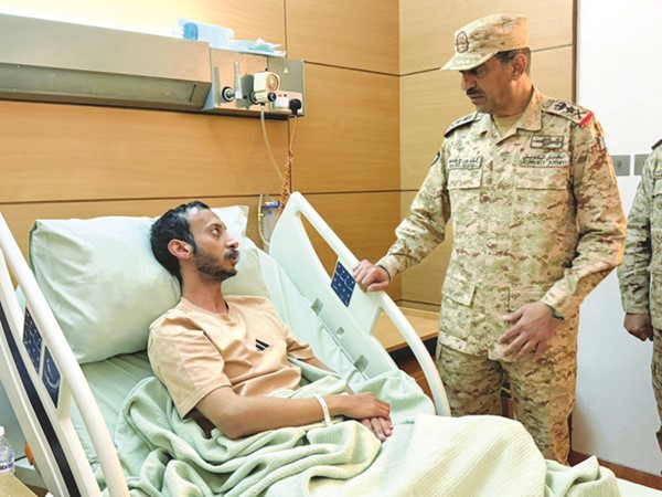 رئيس الأركان الفريق الركن خالد الشريعان خلال زيارة مستشفى جابر الأحمد