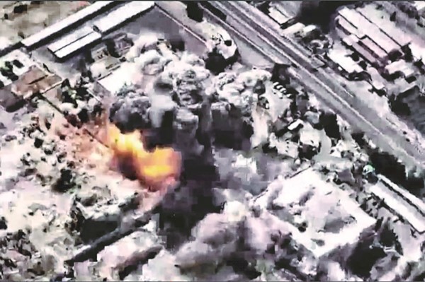صورة عن تسجيل ڤيديو نشره الجيش الإسرائيلي لما قال أنه قصف مقر قيادة النظام الإيراني 	(أ.ف.پ)