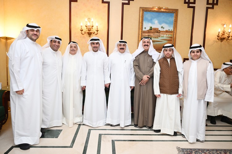 د.يعقوب الرفاعي والفريق الركن م.هاشم الرفاعي ويوسف الرفاعي مع عدد من الحضور والمهنئين