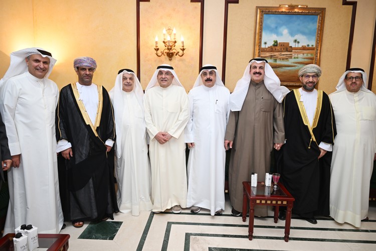 محمد الصقر وعصام الصقر والسفير العماني د.صالح الخروصي يهنئون علي الرفاعي ود.يعقوب الرفاعي والفريق الركن م.هاشم الرفاعي	 (ريليش كومار)