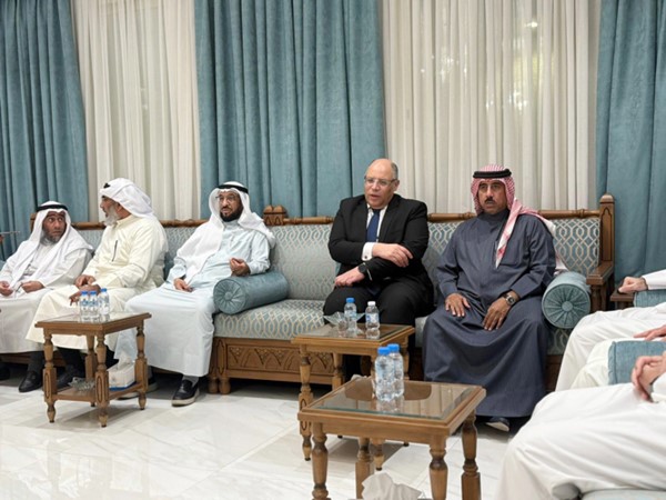السفير المصري محمد أبو الوفا مهنئا ناصر صباح الملا ود.أحمد صباح الملا