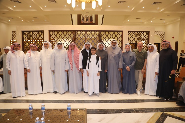 جانب من المهنئين خلال استقبال محمد بن رضا بمناسبة حلول شهر رمضان المبارك