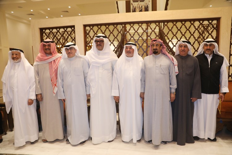 صالح عاشور وعدد من الحضور يهنئون محمد بن رضا
