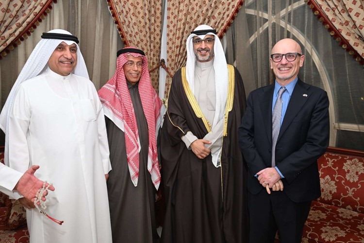الشيخ محمد العبدالله والسفير الإيطالي لورينزو موريني يهنئان جاسم البرجس ومحمد البرجس