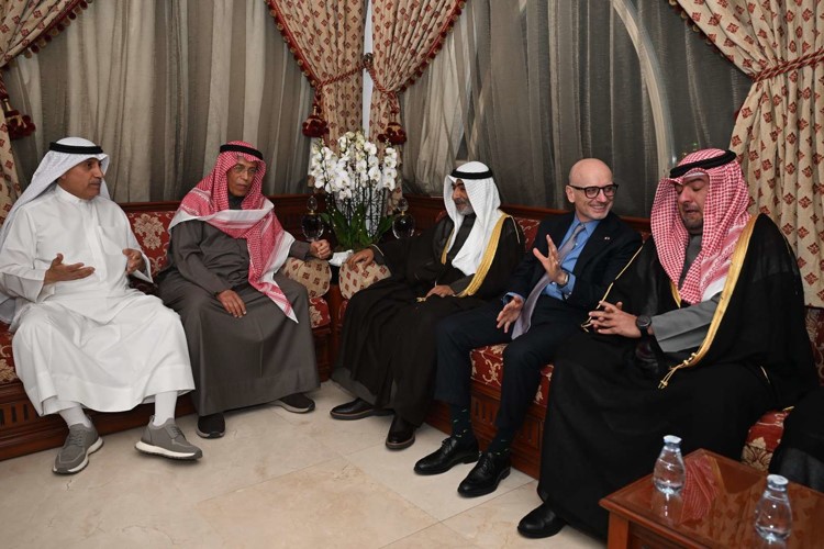 الشيخ ثامر العلي والشيخ عبدالله سالم الصباح والسفير الإيطالي لورينزو موريني مع محمد البرجس وفيصل البرجس