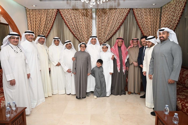 محمد الغانم وفهد العدساني والسفير الأردني سنان المجالي ومحمد جاسم البرجس ومحمد برجس البرجس وفيصل البرجس وأحفاده حمد وفيصل الغانم ويوسف العدساني ووليد البرجس وبدر البرجس وفهد البرجس ووكيل الحرس الوطني الفريق أول حمد البرجس ومحمد عبدالمحسن البرجس