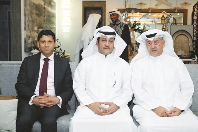 طلال الخرافي والسفير البريطاني قدسي رشيد مع وليد الخشتي
