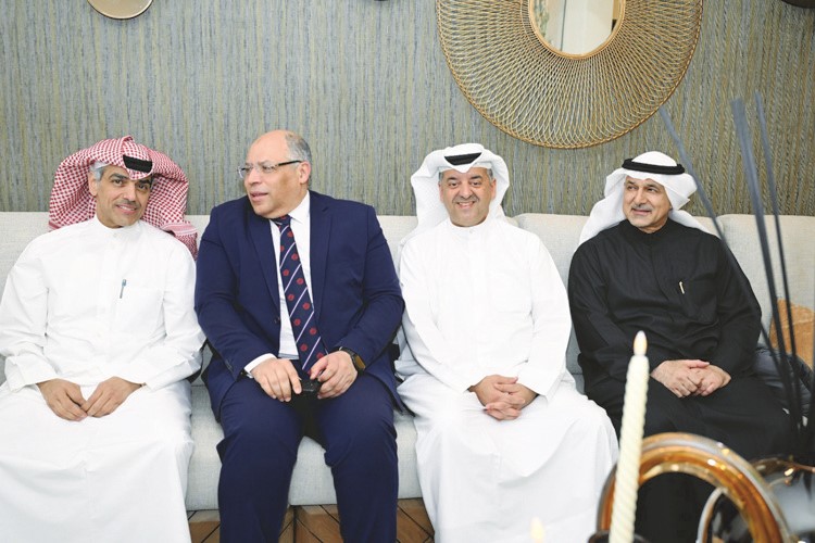 السفير المصري محمد أبوالوفا مع المهنئين في ديوان الخشتي