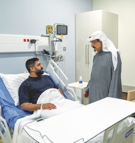 سمو الشيخ أحمد العبدالله رئيس مجلس الوزراء في مستشفى الفروانية للاطمئنان على أحد المصابين