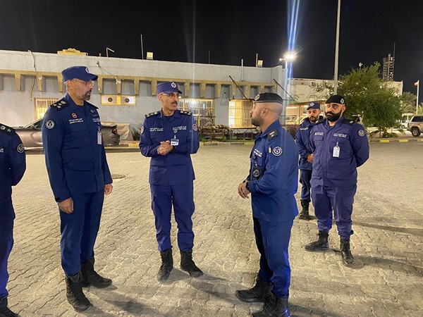 نائب رئيس قوة الإطفاء العام للحماية المدنية بالتكليف يتفقد نقطة تأمين ميناء الدوحة
