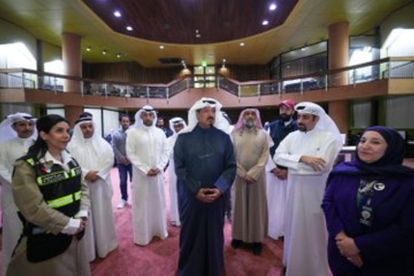 سمو الشيخ أحمد العبدالله رئيس مجلس الوزراء خلال الزيارة التفقدية إلى مركز التحكم الوطني برفقة وزيرة الأشغال العامة ووزيرة الكهرباء والماء والطاقة المتجددة بالوكالة د.نورة المشعان