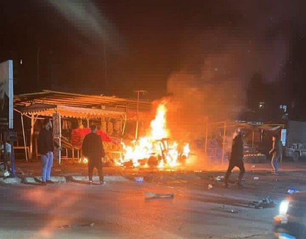 اندلاع النيران في سيارة في بلدة حاروف جراء غارة من مسيرة اســرائيلية (محمود الطويل)