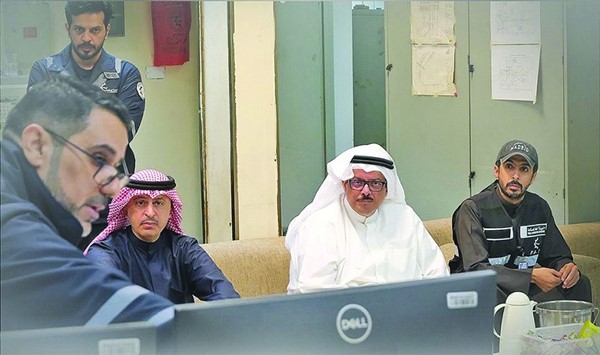 أسامة بودي مطلعاً على شرح حول آلية سير العمل
