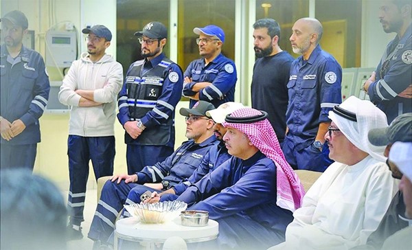 الوزير أسامة بودي وشملان الجحيدلي خلال الاطلاع على سير العمل بمنطقة الشعيبة الصناعية