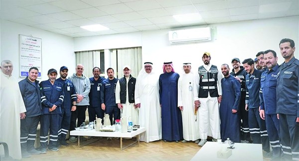 وزير التجارة والصناعة أسامة بودي ومدير عام الهيئة العامة للصناعة بالتكليف شملان الجحيدلي في لقطة جماعية خلال الزيارة