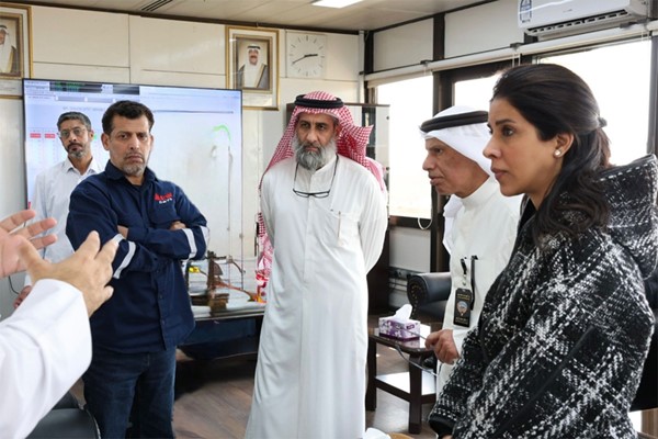 وزيرة الأشغال العامة ووزيرة الكهرباء والماء والطاقة المتجددة بالوكالة د. نورة المشعان ووكيل الوزارة د. عادل الزامل والوكيل المساعد لمحطات القوى الكهربائية م. هيثم العلي خلال الجولة