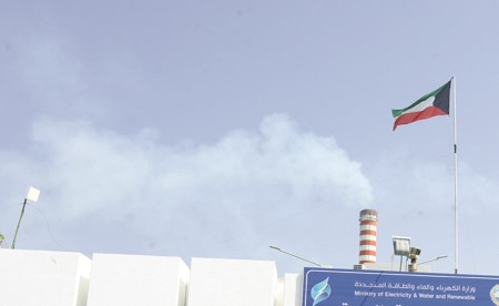 «الكهرباء»: حريق محدود إثر سقوط شظية على أحد خزانات الوقود بمحطة الدوحة الغربية ولا إصابات