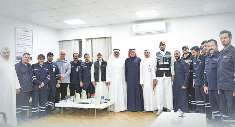 وزير التجارة والصناعة أسامة بودي ومدير عام الهيئة العامة للصناعة بالتكليف شملان الجحيدلي في لقطة جماعية خلال الزيارة