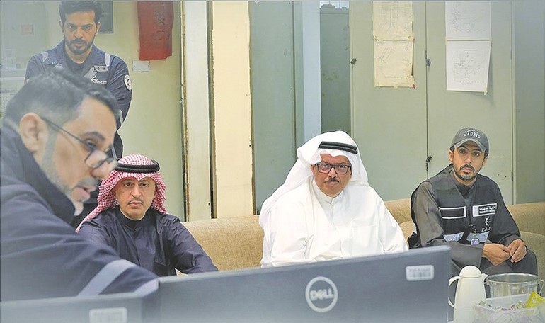أسامة بودي مطلعا على شرح حول آلية سير العمل