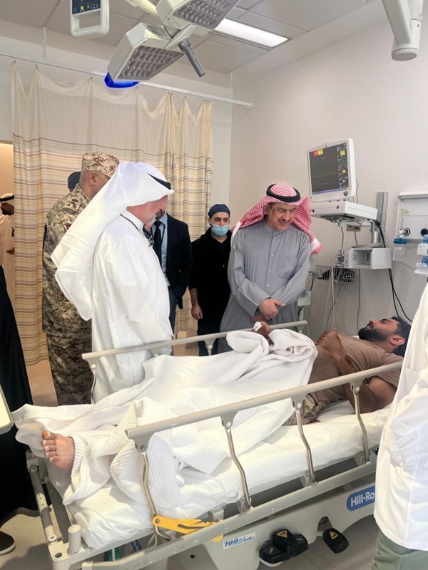 محافظ الجهراء يتفقد المصابين في مستشفى الجهراء