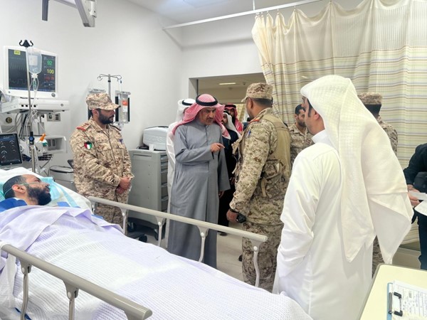 محافظ الجهراء يتفقد المصابين في مستشفى الجهراء