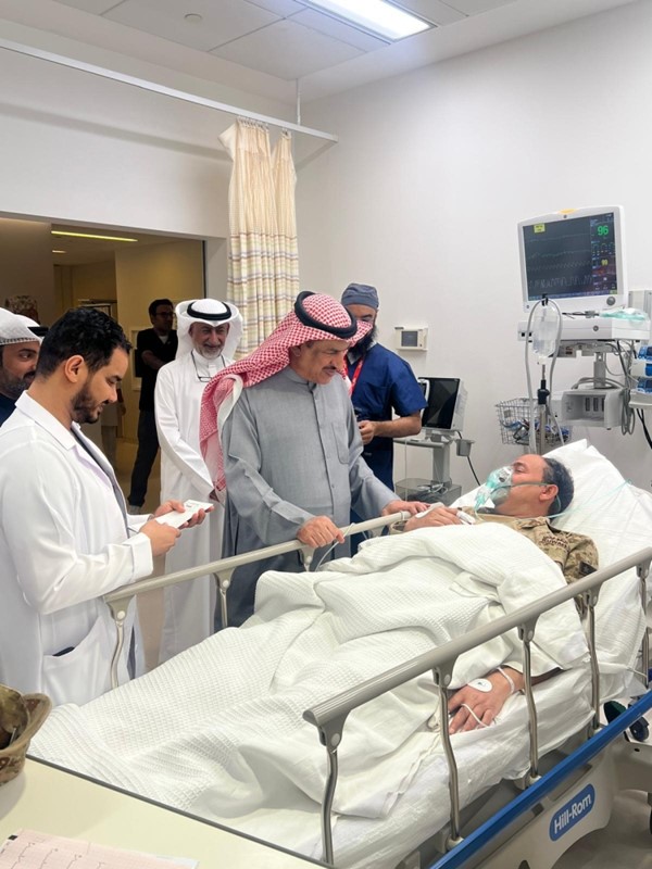 محافظ الجهراء يتفقد المصابين في مستشفى الجهراء