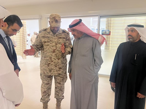 محافظ الجهراء يتفقد المصابين في مستشفى الجهراء
