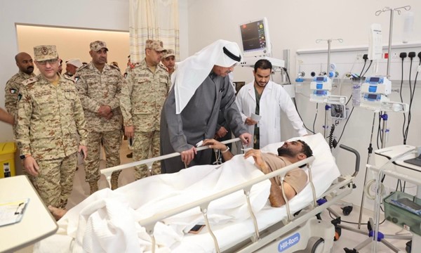 وزير الدفاع اطمأن على الحالة الصحية للمصابين في مستشفى الجهراء