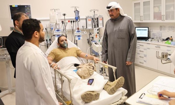 وزير الدفاع اطمأن على الحالة الصحية للمصابين في مستشفى الجهراء