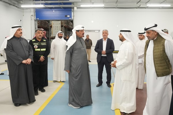 رئيس الوزراء تفقد مستودع الأدوية والمستلزمات الطبية واطلع على جاهزية ومستوى مخزونها الإستراتيجي