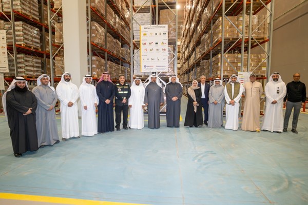 رئيس الوزراء يتفقد مستودع الأدوية والمستلزمات الطبية برفقة وزير الصحة