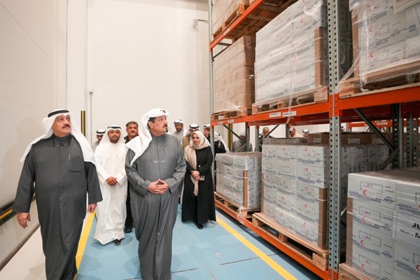 رئيس الوزراء يتفقد مستودع الأدوية والمستلزمات الطبية برفقة وزير الصحة