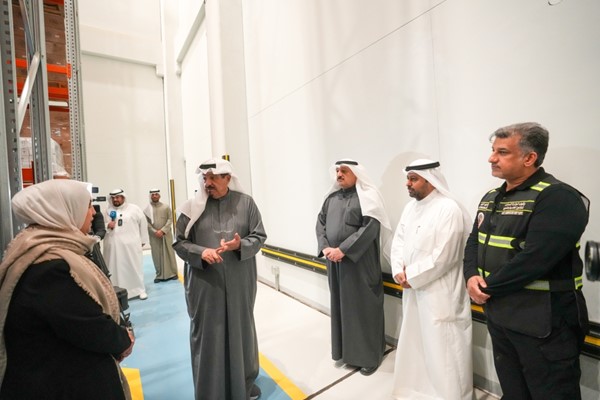 رئيس الوزراء يتفقد مستودع الأدوية والمستلزمات الطبية برفقة وزير الصحة