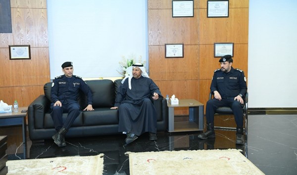  محافظ الفروانية الشيخ عذبي الناصر خلال زيارة مديرية أمن الفروانية