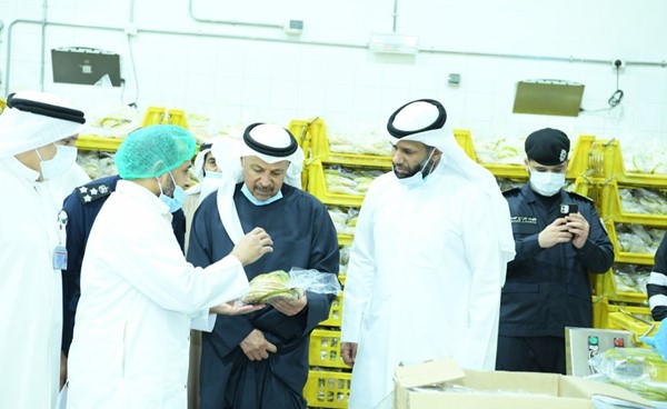  محافظ الفروانية الشيخ عذبي الناصر يطلع على جودة المنتجات في مخبز خيطان