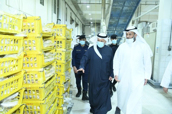  جانب من محافظ الفروانية الشيخ عذبي الناصر في شركة مطاحن الدقيق والمخابز الكويتية بخيطان