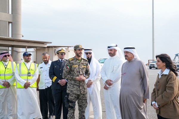 رئيس الوزراء تفقّد ميناء الشعيبة واطلع على آليات ومراحل نقل البضائع
