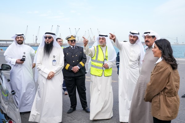   رئيس الوزراء سمو الشيخ أحمد العبدالله خلال الزيارة التفقدية إلى ميناء الشعيبة برفقة وزيرة الأشغال العامة د. نورة المشعان ومدير عام مؤسسة الموانئ الشيخ خالد سالم... 