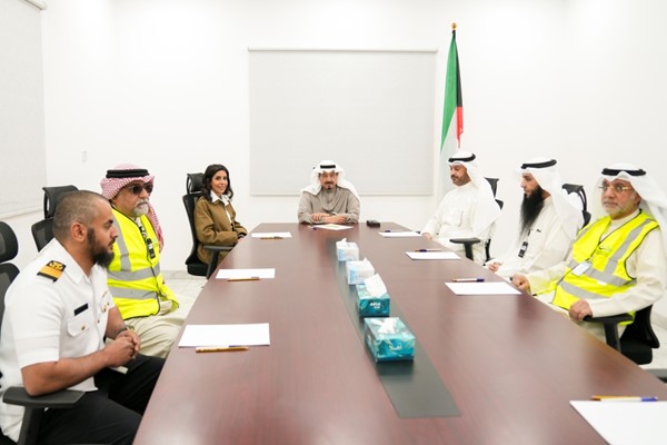 رئيس الوزراء تفقّد ميناء الشعيبة واطلع على آليات ومراحل نقل البضائع