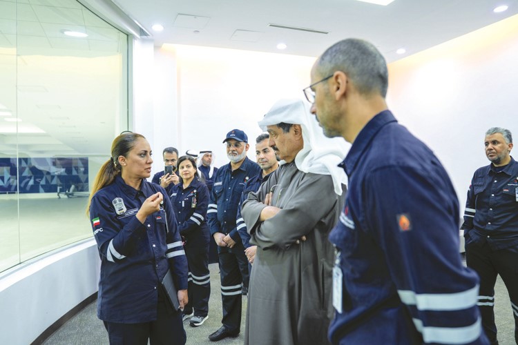 سمو الشيخ أحمد العبدالله يستمع إلى شرح بحضور الرئيس التنفيذي لمؤسسة البترول الكويتية الشيخ نواف السعود من الرئيس التنفيذي لشركة البترول الوطنية الكويتية وضحة الخطيب