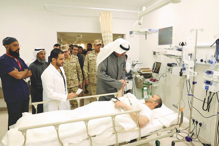 الشيخ عبدالله العلي خلال الاطمئنان على مصاب في مستشفى الجهراء