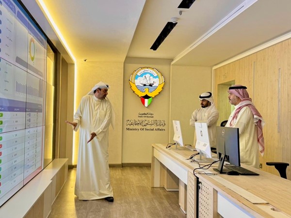 وكيل وزارة الشؤون الاجتماعية د.خالد العجمي يطلع على سير العمل بالجمعيات التعاونية عبر غرفة التحكم المركزية بحضور الوكيل المساعد لقطاع المالية والإدارية وشؤون التعاون بالتكليف د.سيد عيسى