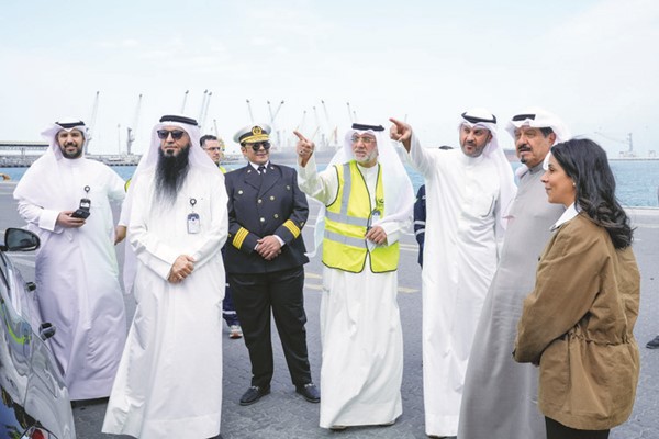 سمو الشيخ أحمد العبدالله رئيس الوزراء خلال زيارته إلى ميناء الشعيبة برفقة وزيرة الأشغال العامة ووزيرة الكهرباء والماء والطاقة المتجددة بالوكالة د.نورة المشعان ومدير عام مؤسسة الموانئ الشيخ خالد سالم العبدالعزيز