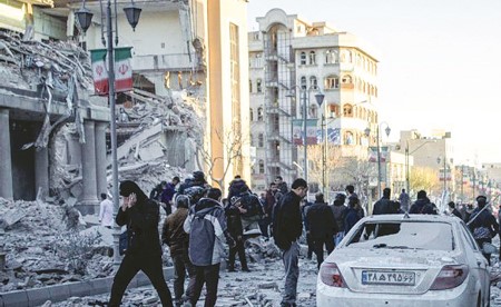 دول خليجية تُعلن التصدي لعشرات المسيّرات والصواريخ الإيرانية