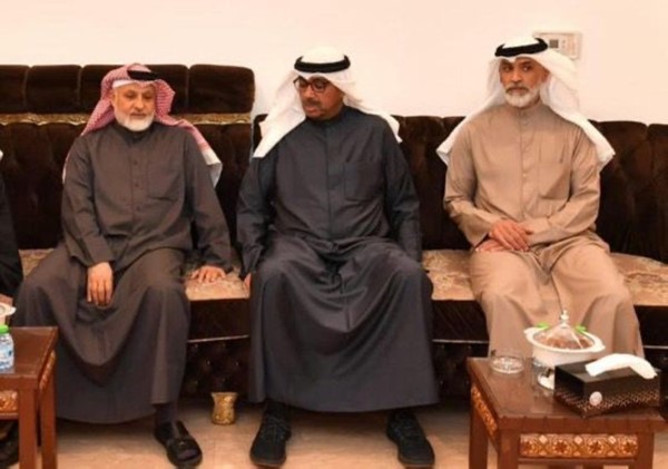 وزير الدفاع الشيخ عبدالله العلي خلال زيارة أهالي شهداء العمليات الحربية لتقديم واجب العزاء
