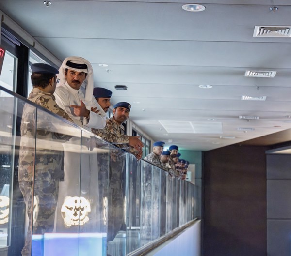 أمير قطر يشيد بجهود القوات المسلحة في أداء مهامها ويؤكد على مواصلة رفع مستوى الجاهزية