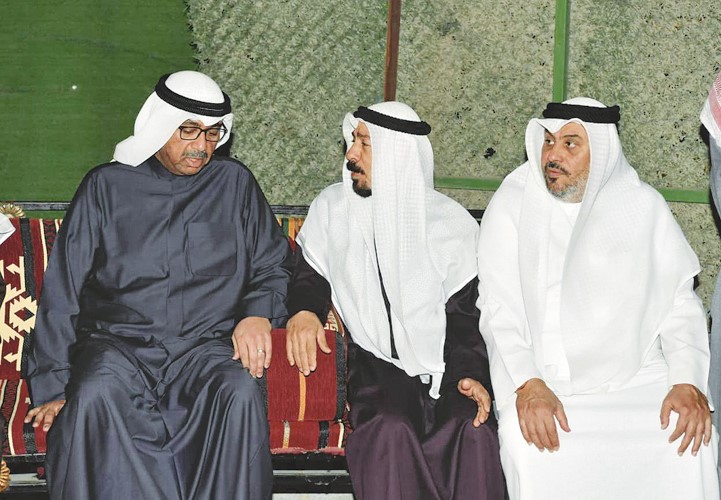 وزير الدفاع الشيخ عبدالله العلي خلال زيارة أهالي شهيدي العمليات الحربية لتقديم واجب العزاء