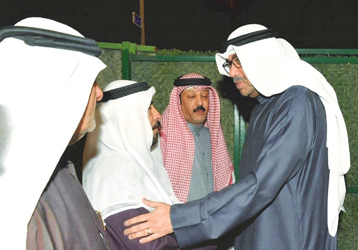 وزير الدفاع الشيخ عبدالله العلي معزيا أهالي الشهيدين