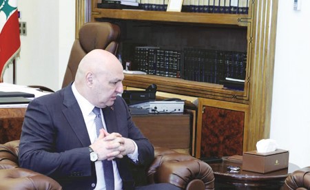 لبنان يفرض تأشيرات على دخول الإيرانيين ويمنع أي نشاط أمني أو عسكري للحرس الثوري